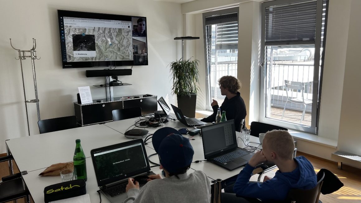 Ihr seht die Teilnehmenden des Girls' und Boys'Day während einer Videoschaltung im Schulungsraum der Esri Niederlassung Hamburg.