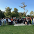 Gruppenbild mit den Teilnehmenden des Sommercamps vor der Jugendherberger auf der Insel Föhr