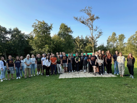 Gruppenbild mit den Teilnehmenden des Sommercamps vor der Jugendherberger auf der Insel Föhr