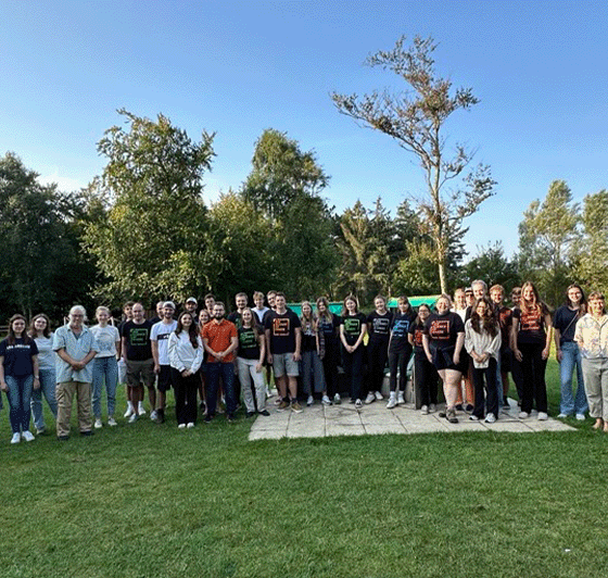 Gruppenbild mit den Teilnehmenden des Sommercamps vor der Jugendherberger auf der Insel Föhr