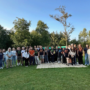 Gruppenbild mit den Teilnehmenden des Sommercamps vor der Jugendherberger auf der Insel Föhr